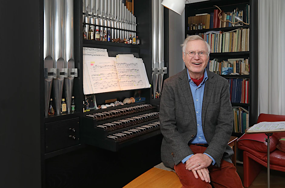 Herbert Breuer hat sich zu Übungszwecken eine Orgel für sein Haus in Wannsee anfertigen lassen. So ist er von Kirchen unabhängig. 