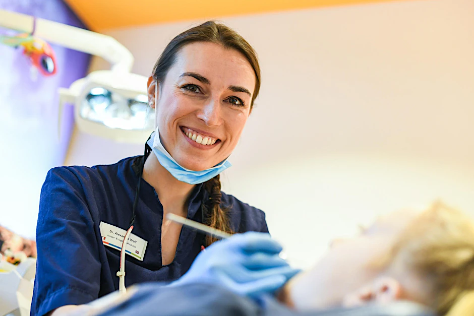 Dr. Alexandra Wolf strahlt in die Kamera: Sie ist glücklich über ihre beiden Berufe.