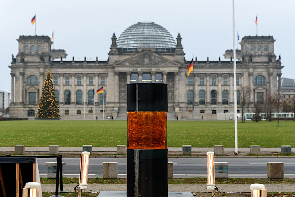 Die Mahnsäule vor dem Reichstag, in der sich die Asche von Nazi-Opfern befinden soll.