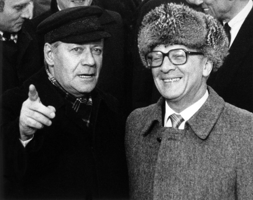 Der Mann mit der Elbsegler-Mütze war im Osten Kult: Helmut Schmidt beim Treffen mit Erich Honecker.