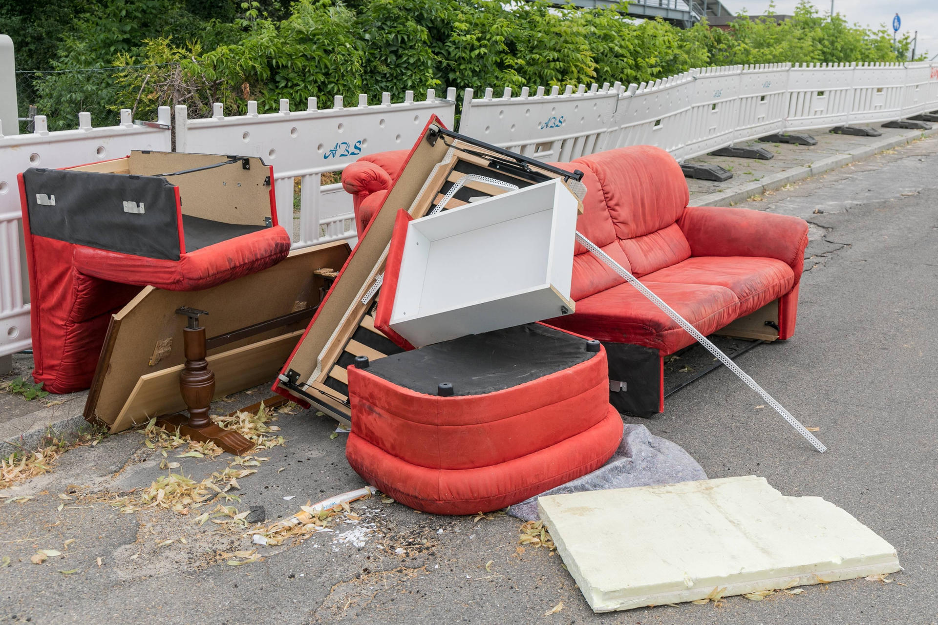 Diese Wohnzimmer-Möbel wurden einfach auf einer Berliner Straße entsorgt.
