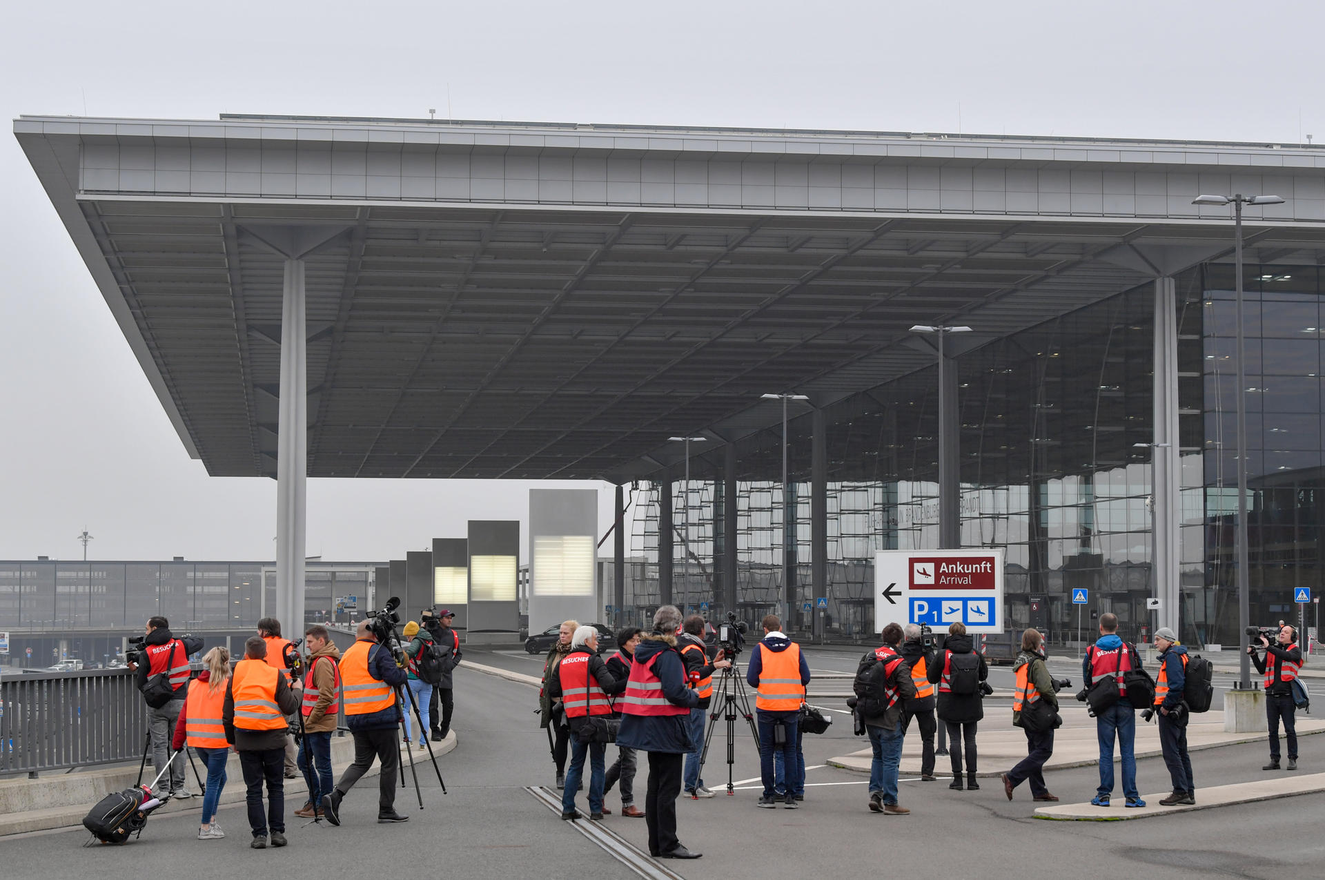 Das ist der Plan: Der BER öffnet am 31. Oktober 2020, Tegel schließt am 8. November. Dazwischen ziehen 59 Luftfahrtgesellschaften um – eine riesige Logistikaktion.