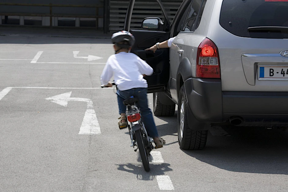 Eine tödliche Gefahr: Einer plötzlich öffnenden Autotür können Radfahrer häufig nicht mehr ausweichen.