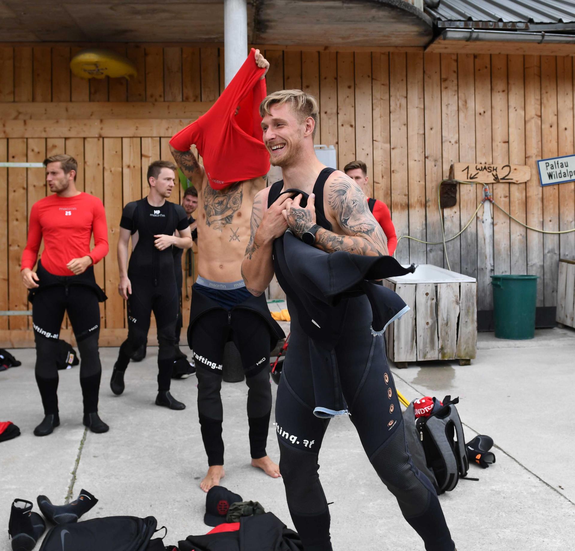 Sebastian Polter hat sichtlich Spaß beim Anlegen der Ausrüstung vor dem Rafting-Trip.