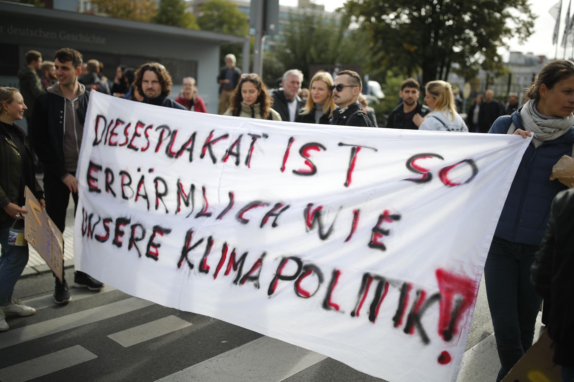 Mitglieder von "Entrepreneurs for Future" demonstrieren vor dem Finanzministerium. 