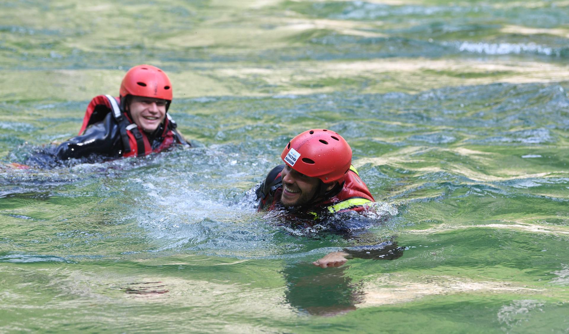 Christopher Trimmel (v.) hat nach dem Sprung ins kalte Wasser gut lachen.