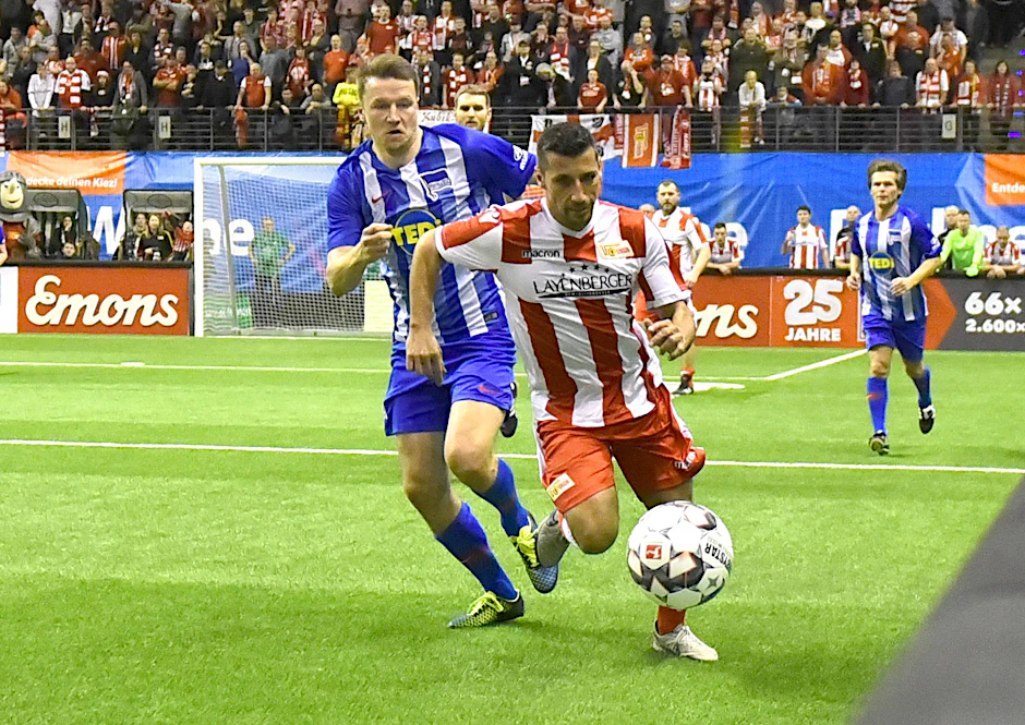 Schon im Vorjahr duellierten sich Karim Benyamina (1.FC Union, r.) und Maik Franz (Hertha BSC).