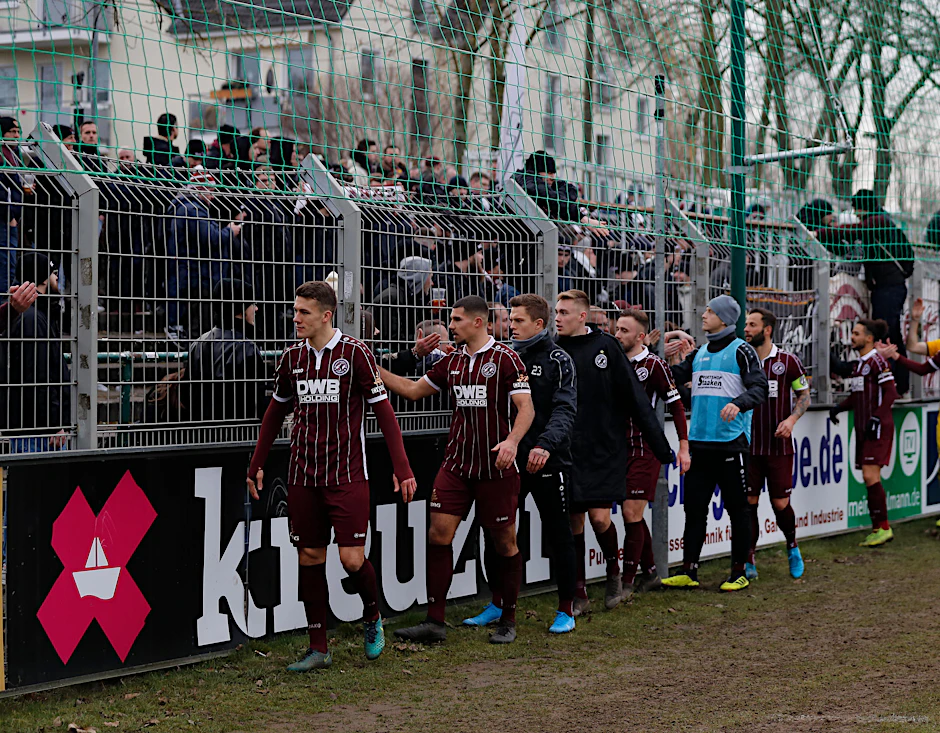 Die nach Leipzig mitgereisten BFC-Fans sind auch mit dem 0:0 halbwegs zufrieden.