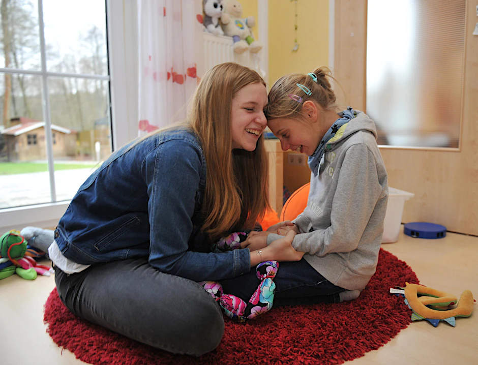 Laura (links) spielt gerne mit Annika, die am Rett-Syndrom leidet. Sie springt bei der Pflege ein. 