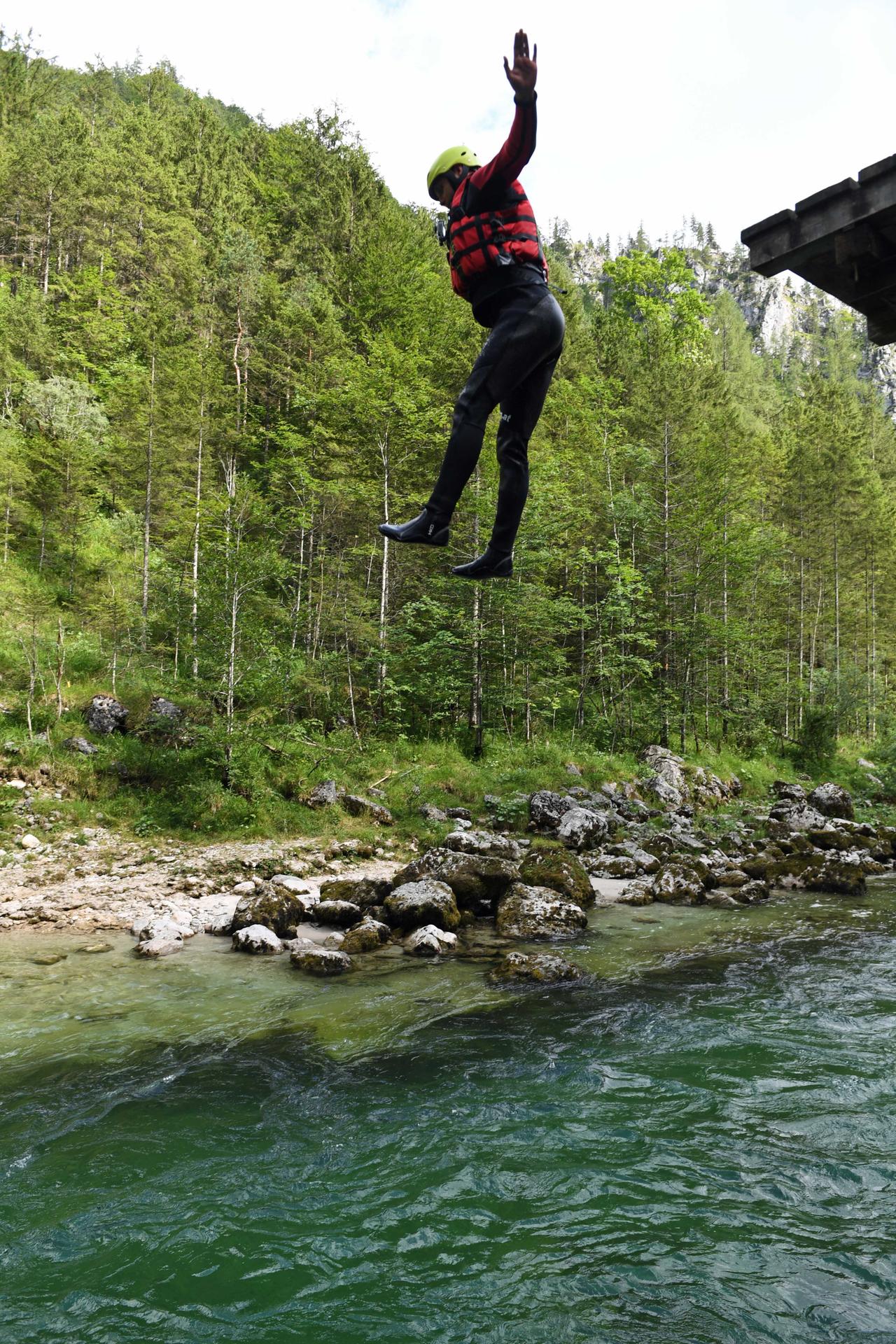 Kerze aus fünf Metern ins acht Grad kalte Wasser: Alle Unioner machten bei der Mutprobe mit.