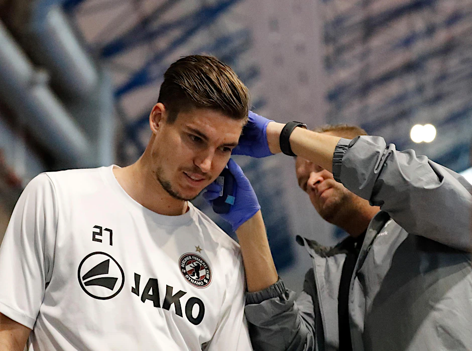 So wie hier bei Andor Bolyki zapfte BFC-Physio Adrian Marklowski jedem Dynamo Blut ab.
