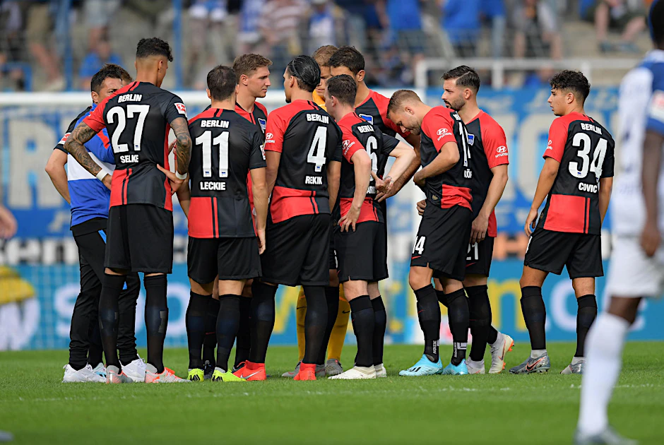 Glücklich und zufrieden sieht anders aus: Herthas Profis wirken beim Test in Bochum etwas ratlos.