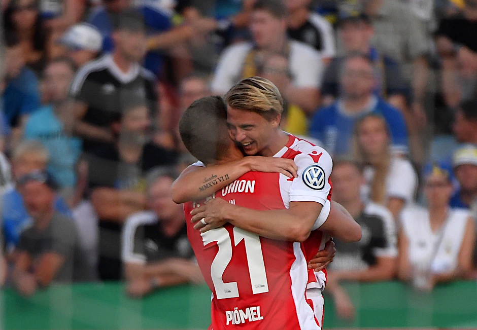 Simon Hedlund (r.) feiert mit Grischa Prömel.