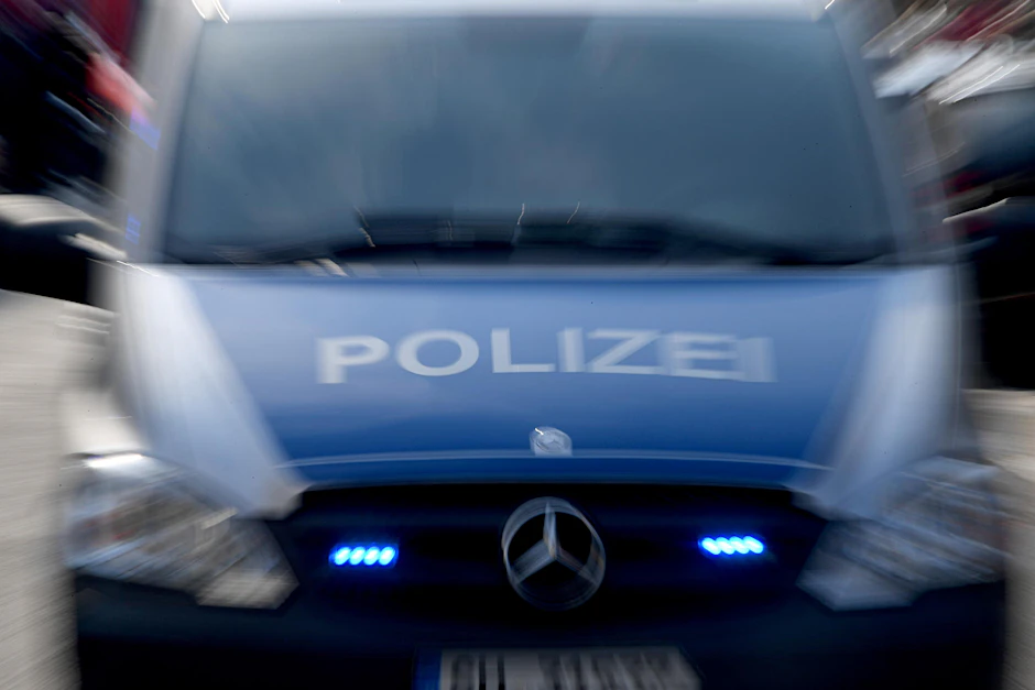 Polizeifahrzeug mit Blaulicht (Symbolfoto).