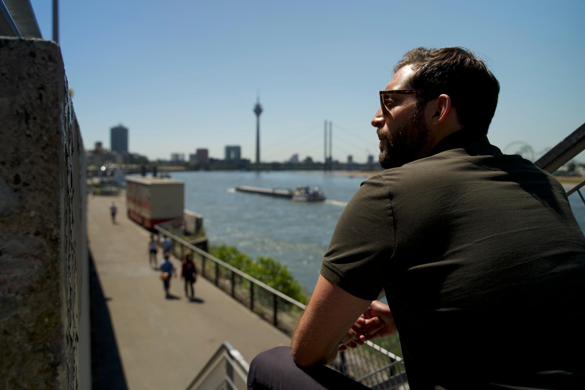 An den Rheinterrassen entspannte Reporter Patrick Berger für einen kurzen Moment. Im Hintergrund sieht man den Düsseldorfer Fernsehturm.