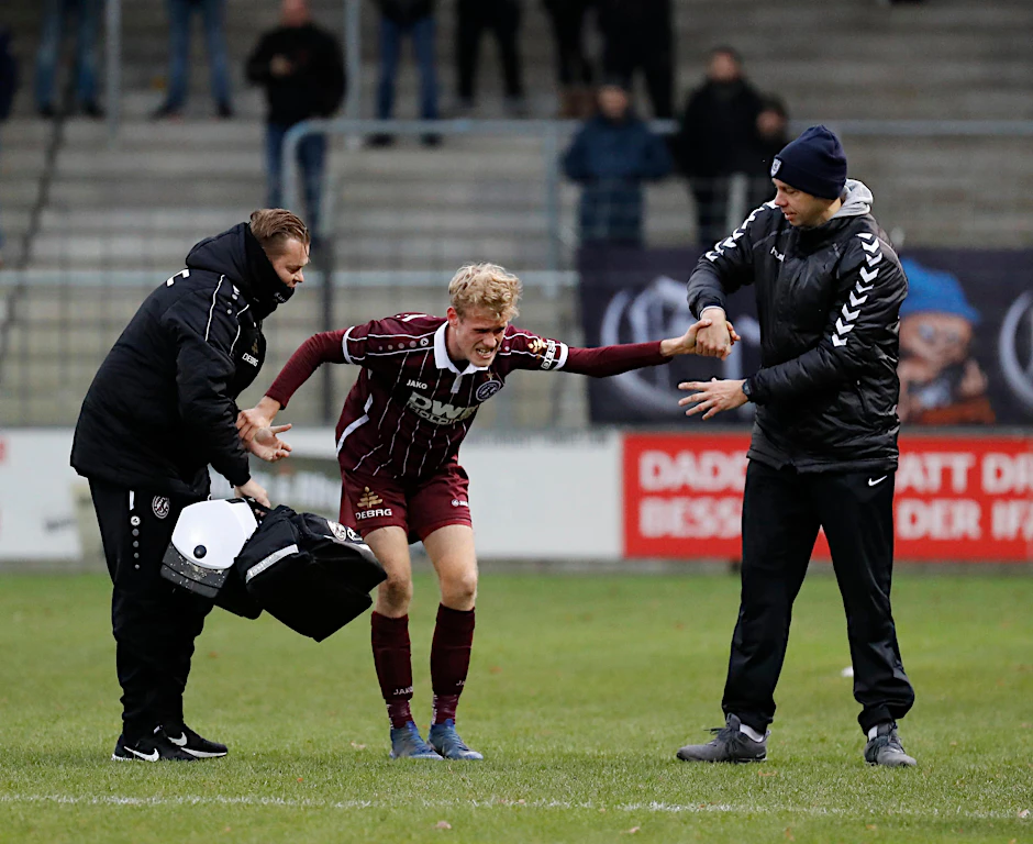 Lucas Brumme muss in Babelsberg verletzt vom Platz.