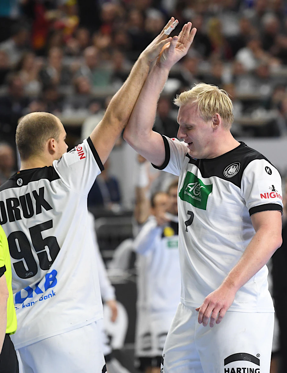 So wollen sie auch heute wieder feiern: Fuchs Paul Drux klatscht mit Patrick Wiencek (r.) ab.