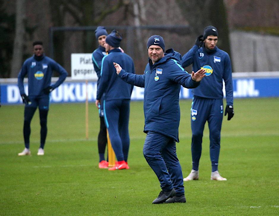 Herthas Trainer Dardai will den Spielern den Rücken freihalten.