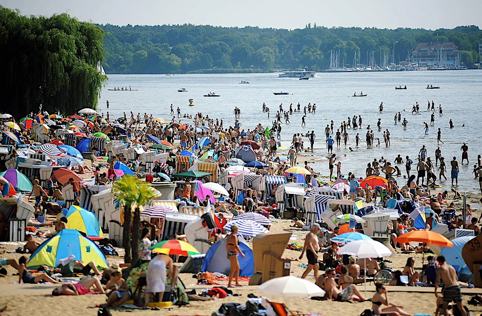 Badelustige tummeln sich im Strandbad Wannsee in Berlin.  
