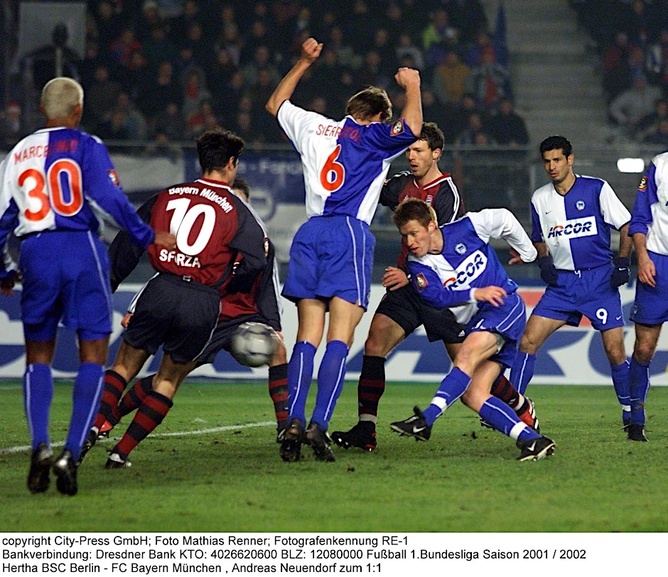 2.Dezember 2001: Zecke trifft gegen die Bayern.