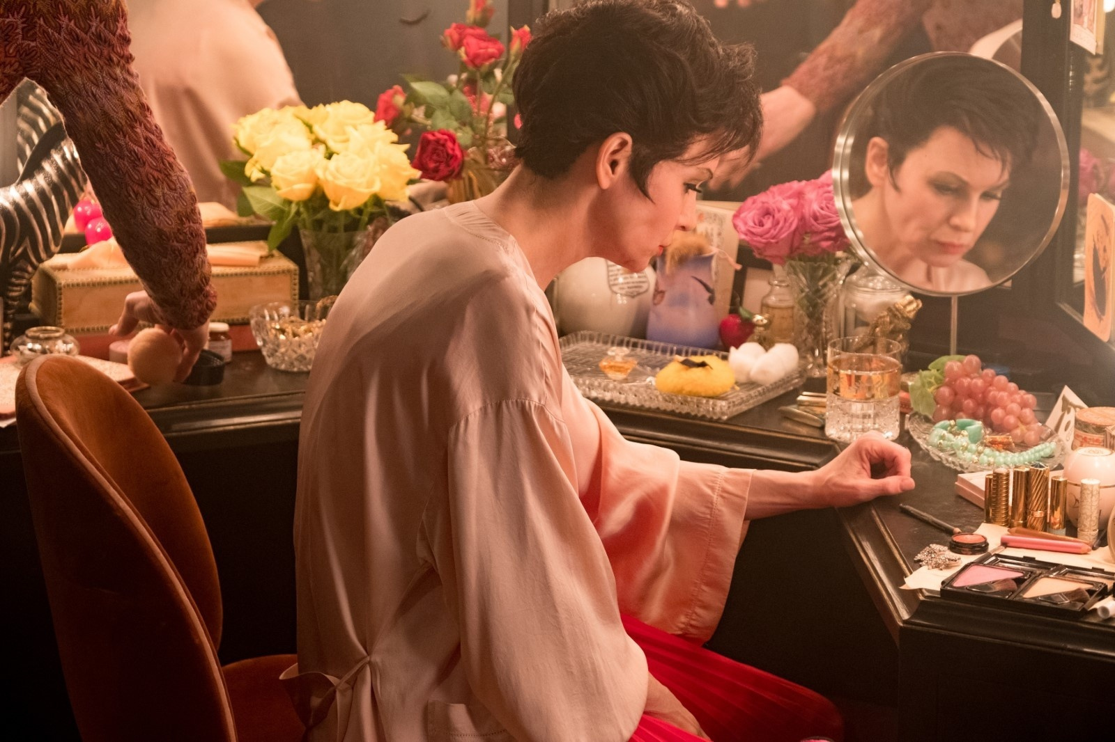 Filmszene: Gebrochen vom Leben versucht Judy Garland ein Comeback. Es gelingt ihr. Vorerst.  