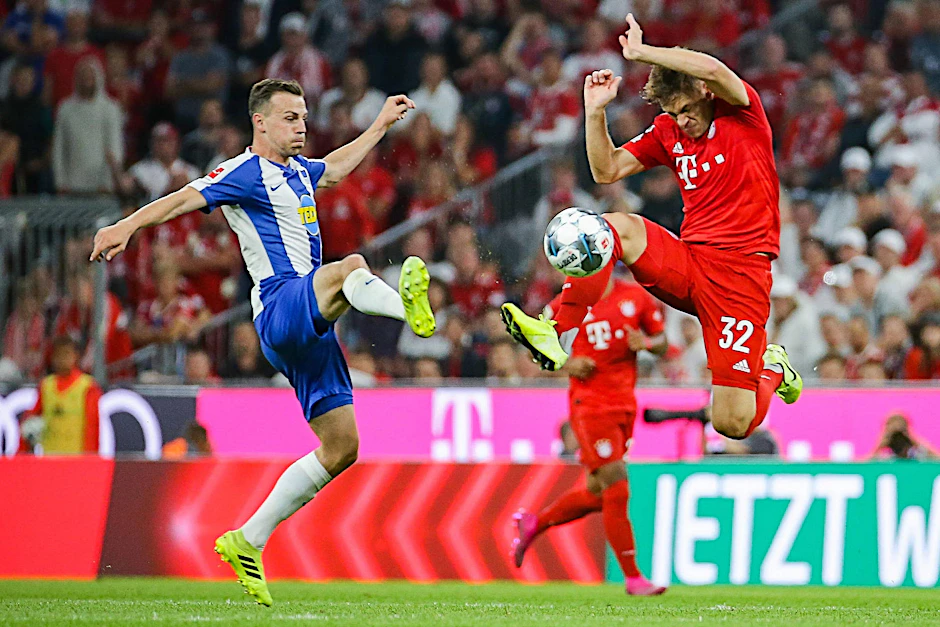 Volle Attacke! Vladimir Darida (l.) im Duell mit Bayerns Thomas Müller.
