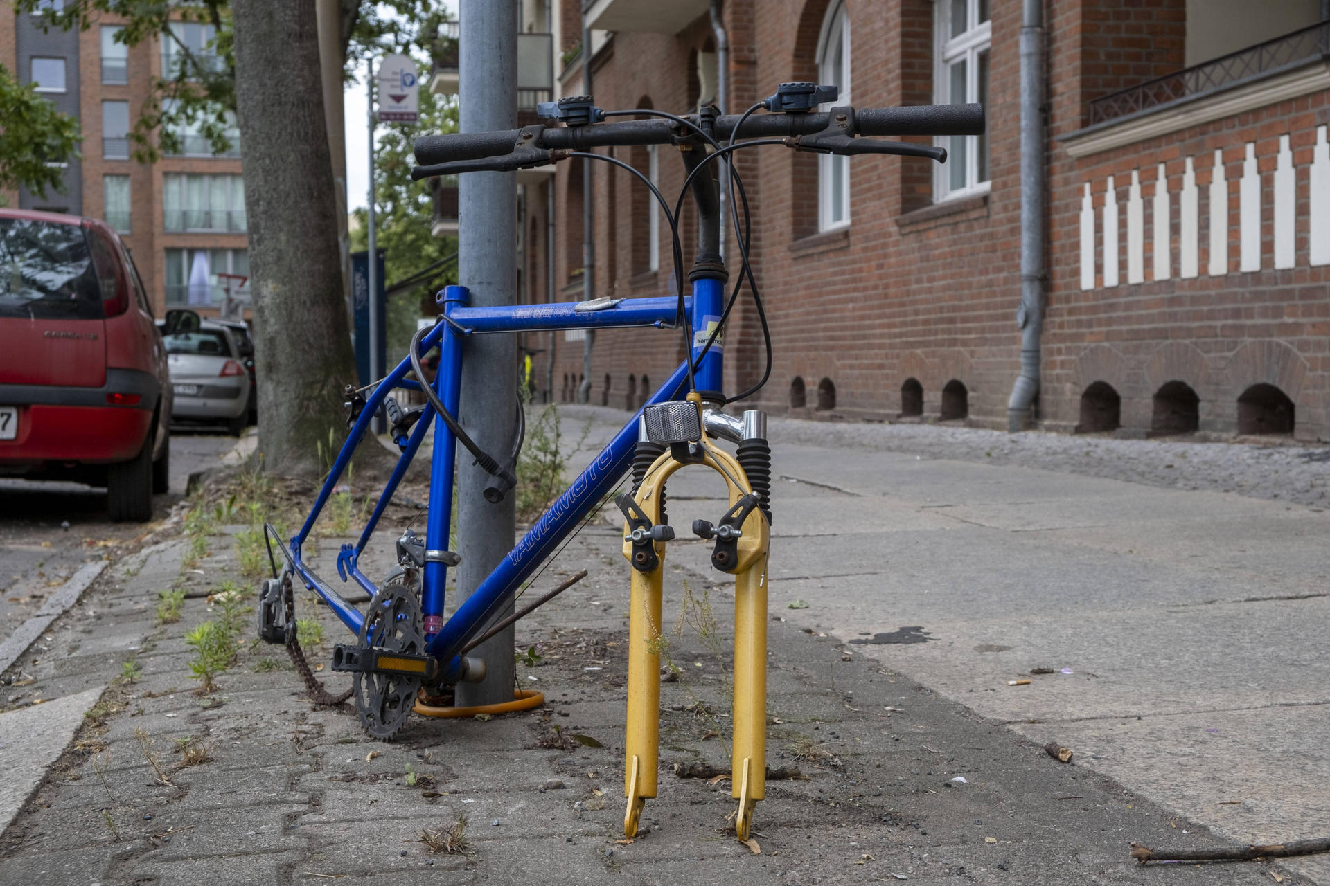 Dieses Drahtesel-Wrack an einem Laternenmast im Prenzlauer Berg hat schon keine Räder mehr. 