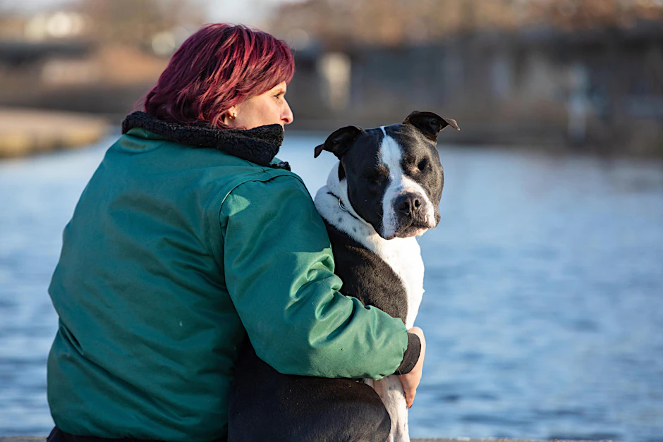 Pflegerin Ines Bernhardt mit Basco. Der Rüde ist ein besonderer Hund – und sucht ein neues Zuhause.