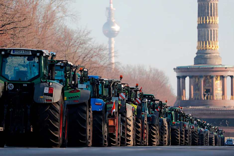 Protestierende Bauern auf der Straße des 17. Juni.