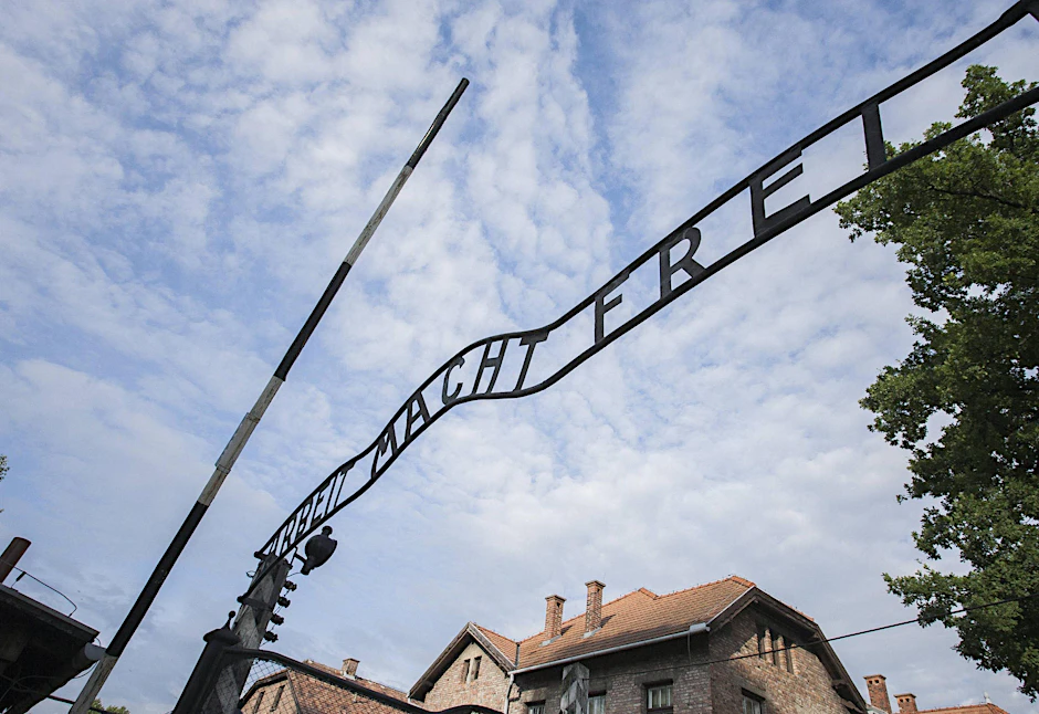 Auschwitz, Synonym für den Holocaust. Diese Parole verhöhnte damals die Opfer, sie dient heute als Mahnung.