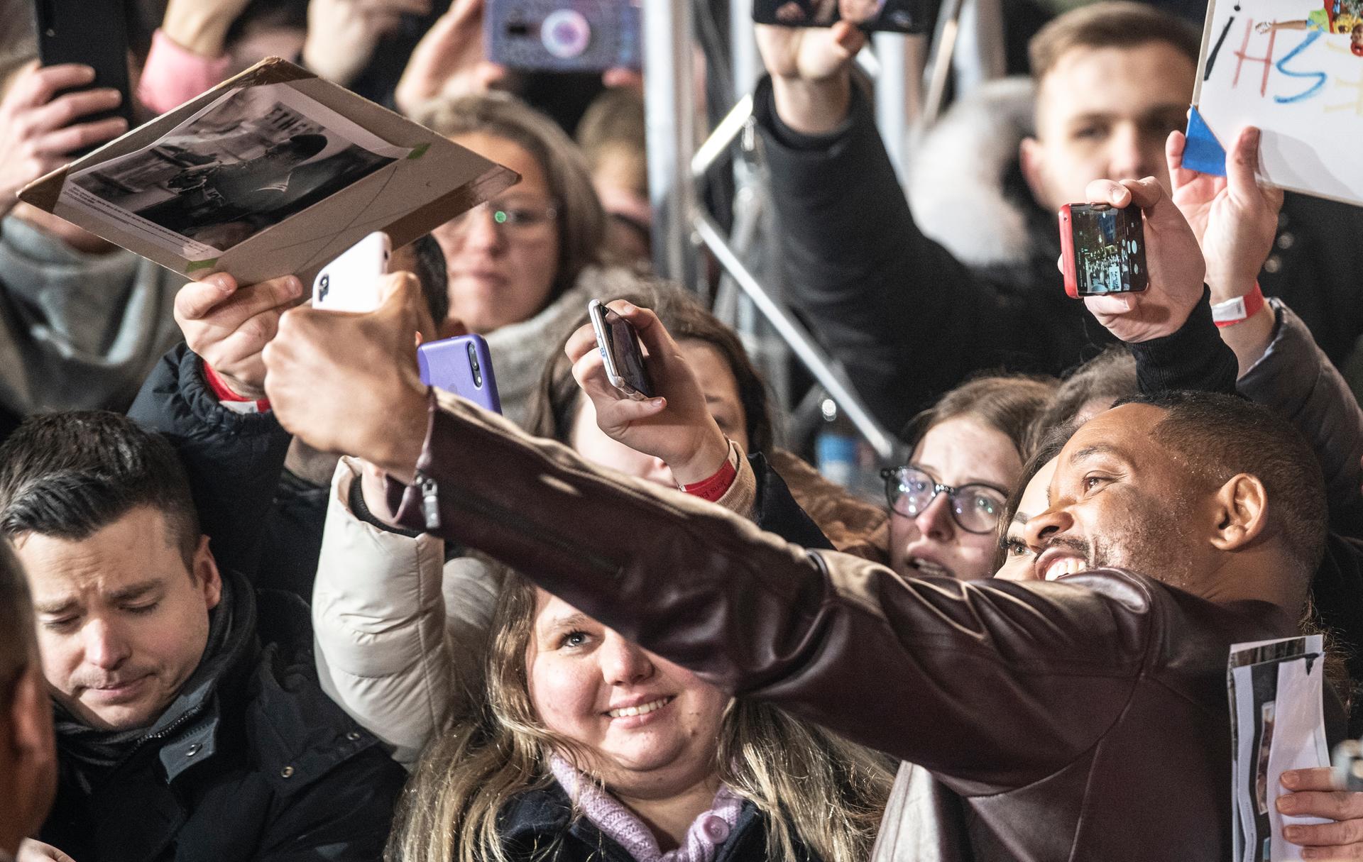 Berlin, Bad in der Menge. US Schauspieler Will Smith steht vor der Premiere seines Films "Bad Boys for Life" bei seinen treuen Fans.