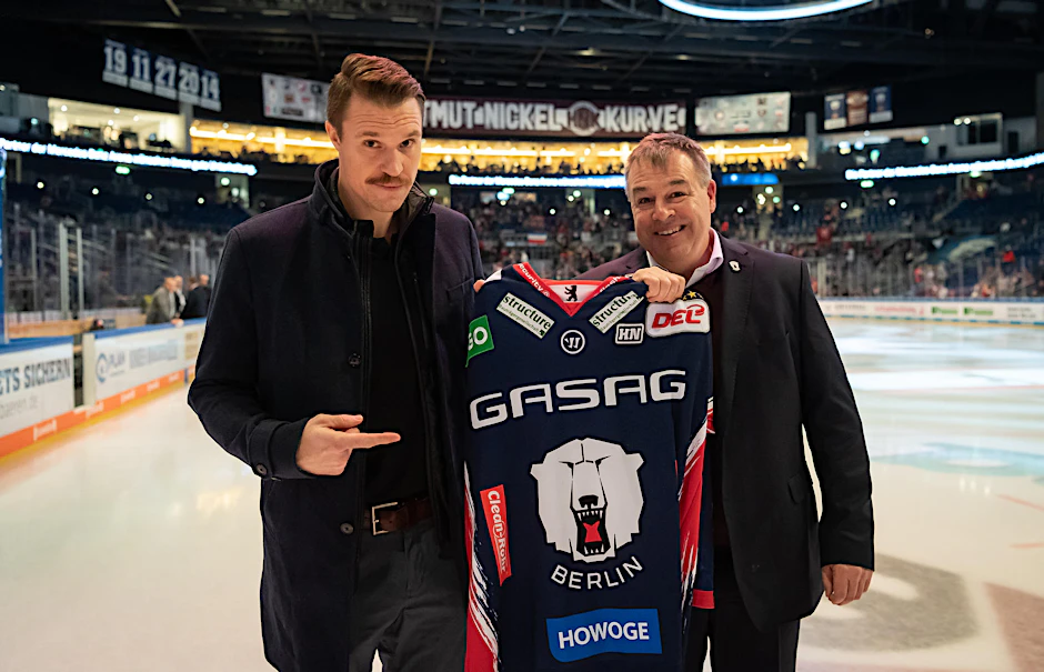 Justin Pogge (l.) hat schon Tuchfühlung zu den Eisbären. Sportchef Stephane Richer (r.) freut's