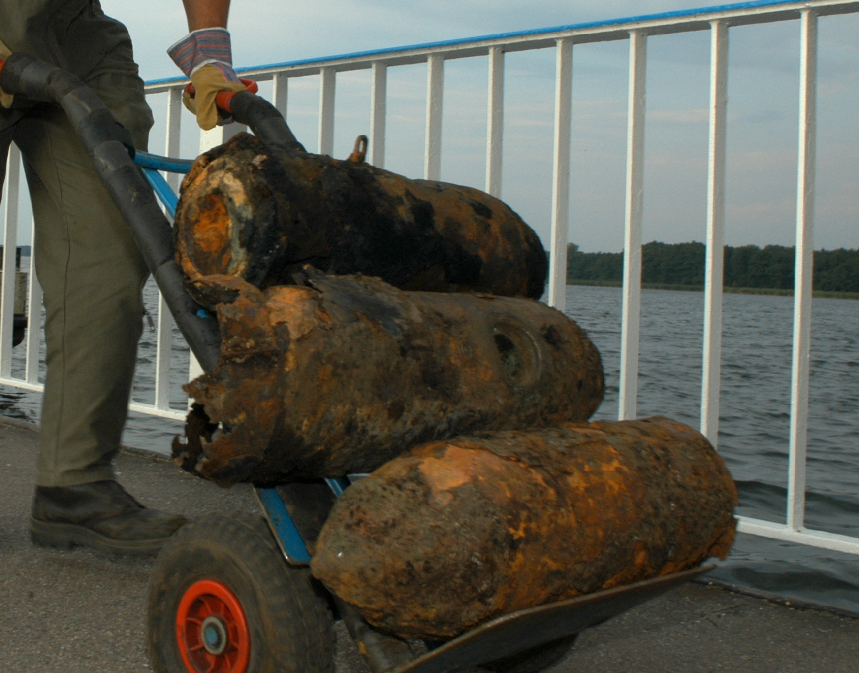 Diese Fliegerbomben wurden 2004 aus dem Müggelsee geborgen und entschärft. Insgesamt waren es sechs Stück.