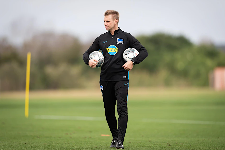 Ein Ball mehr kann nie schaden: Herthas Co-Trainer Markus Feldhoff.