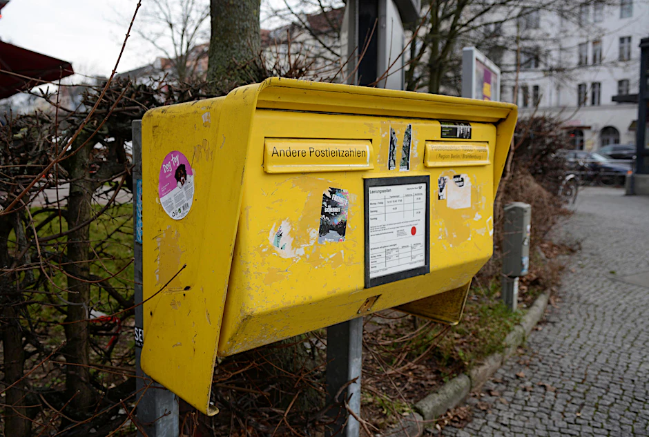 Überall im Bezirk Neukölln stehen völlig abgerockte Briefkästen.