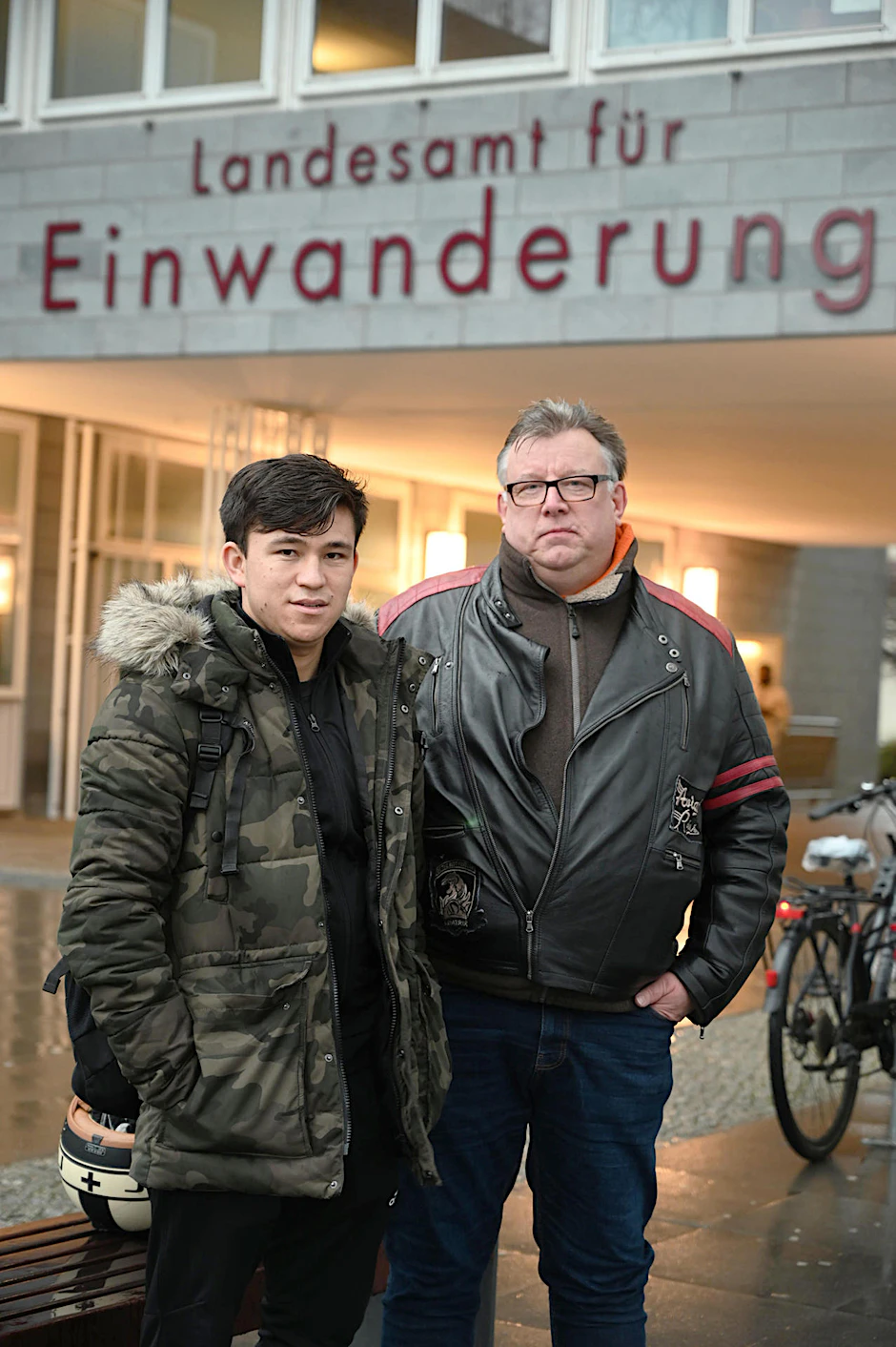 Golbedin (li.) und sein damaliger Vormund Mirco Brahmann vor der Einwanderungsbehörde.  