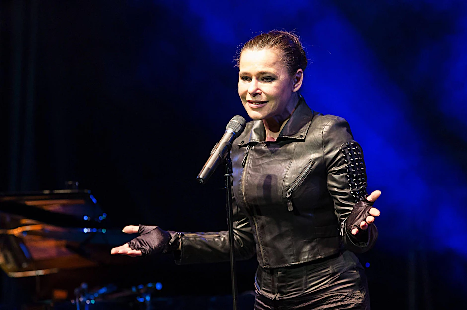 Sängerin Julia Neigel gibt sich nicht nur bei ihren Bühnenauftritten kämpferisch.