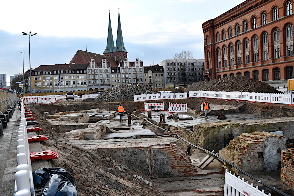 Beste Lage neben dem Roten Rathaus: Reste der freigelegten Maschinenhalle des 1888 errichteten Elektrizitätswerks an der Spandauer Straße. 
