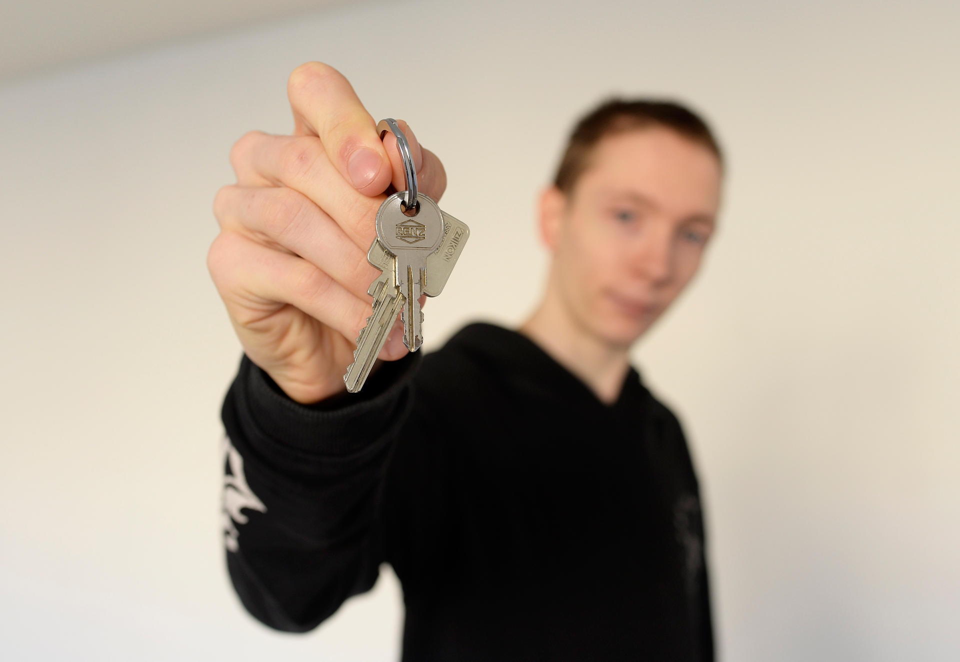 Max stammt aus einer Hartz IV-Familie. Er will nicht länger arm sein und diesem Schicksal entfliehen. Nun hat er eine Wohnung. 