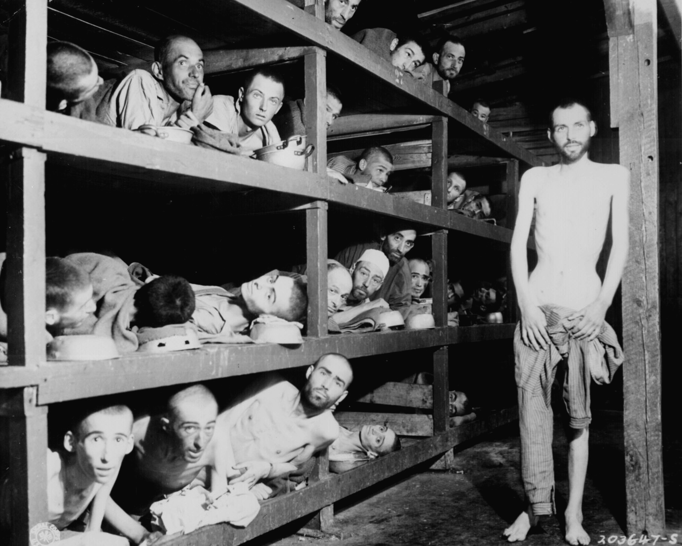Häftlinge des KZ Buchenwald, fotografiert in der Baracke 56 des kleinen Lagers nach ihrer Befreiung im April 1945.