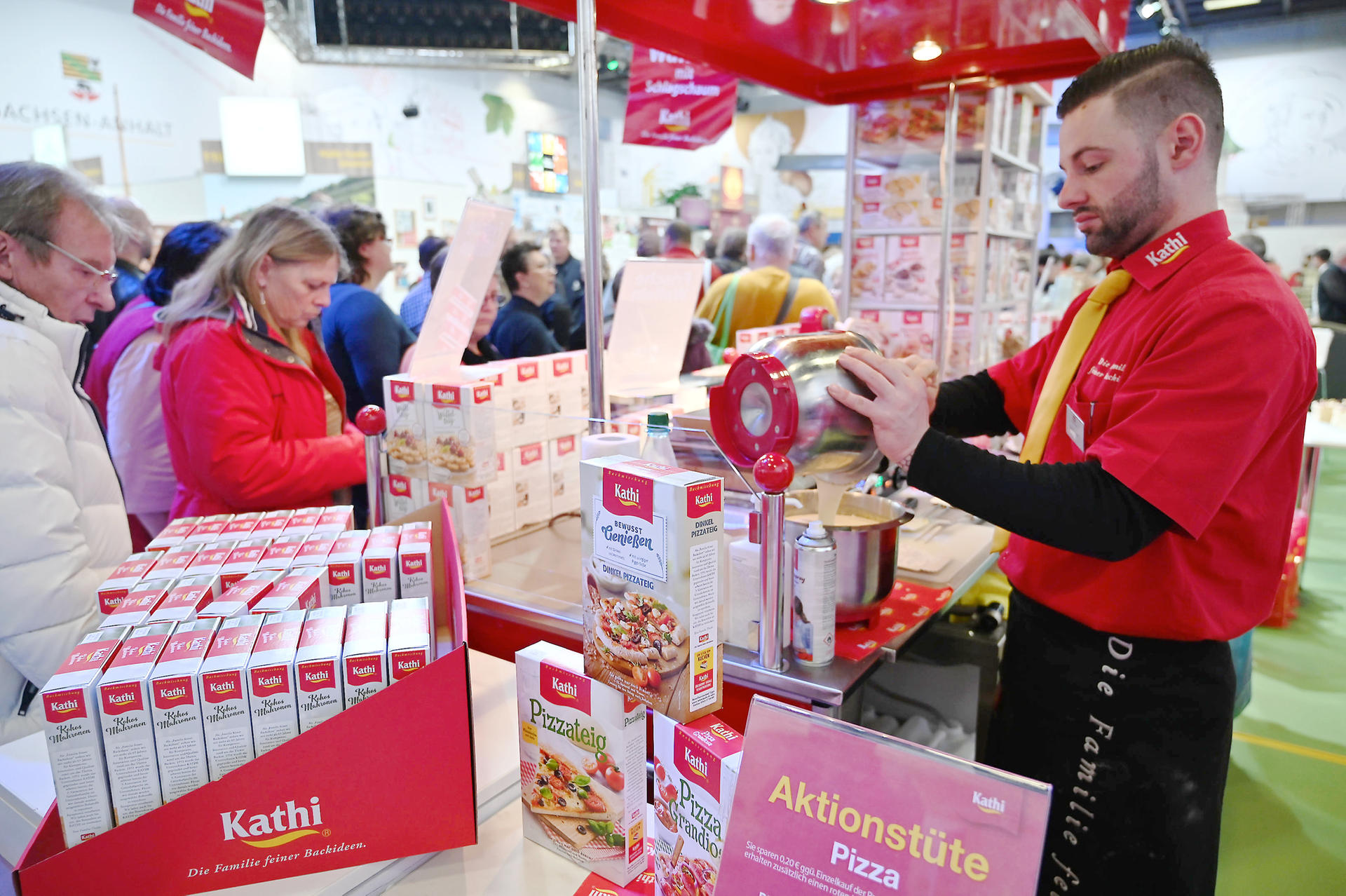 Am Kathi-Stand werden frische Waffeln für die Besucher der Grünen Woche gezaubert.
