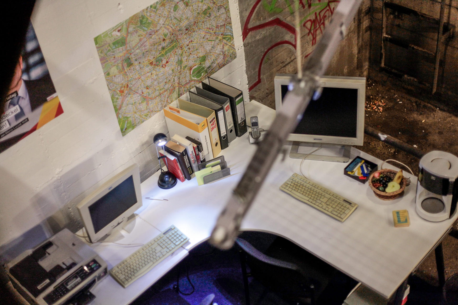 Abgesehen von den leeren Aktenordnern und dem alten Computer sieht das unterirdische Büro beinahe realistisch aus.