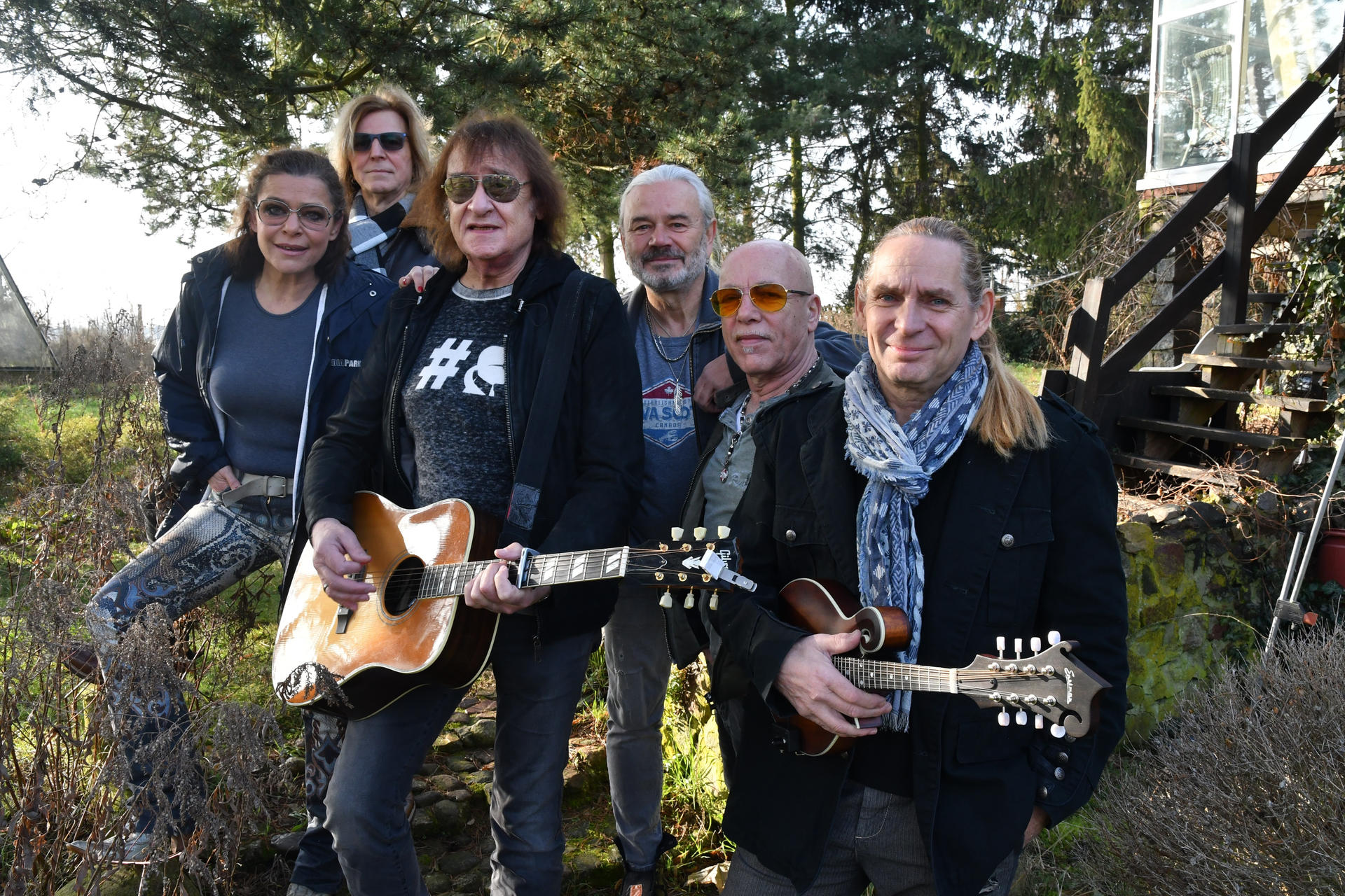 Image - Puhdys tüfteln an ihrer Rock-Legenden-Tour: Im alten Landhaus am Berliner Stadtrand in Münchehofe trafen sich die Kultrocker mit Sängerin Julia Neigel