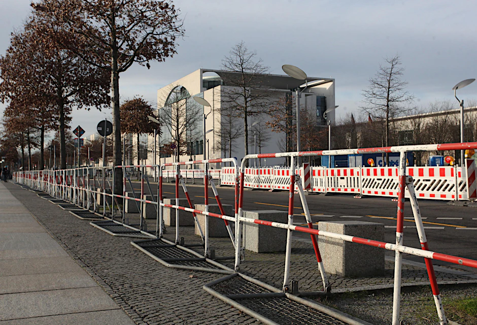 Das Bundeskanzleramt in Mitte ist weiträumig abgesperrt.