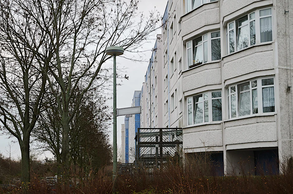 Im Erdgeschoss eines sechsstöckigen Gebäudes in Marzahn-Hellersdorf fand eine Durchsuchung statt. Am frühen Morgen schwärmten die Ermittler in mehreren Bundesländern aus. 