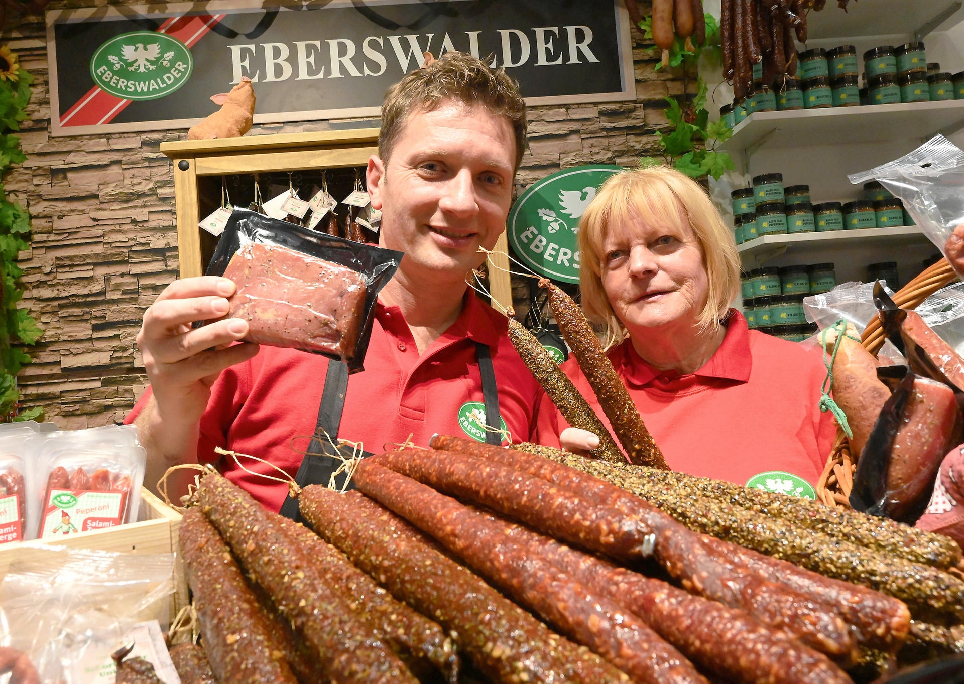 Kai Lingstädt und Anita Kühn stellen neue Wurst-Sorten von Eberswalder vor.