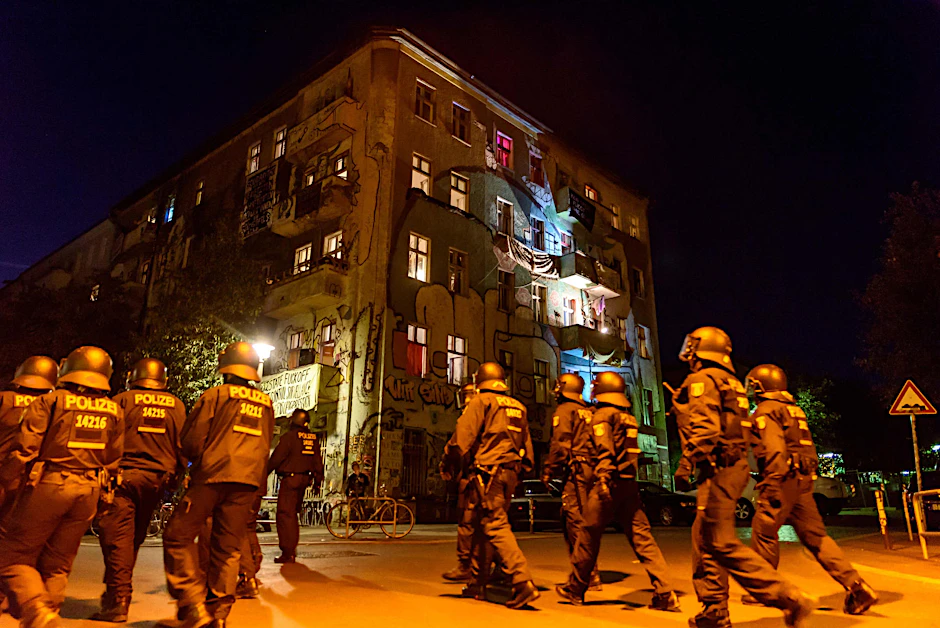 Immer wieder ist die Kreuzung Liebig-/Rigaer Straße Schauplatz von Polizeieinsätzen.