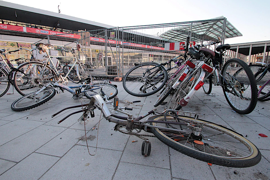 Ausgeplünderte Fahrradleichen sind Schandflecken im Stadtbild. 