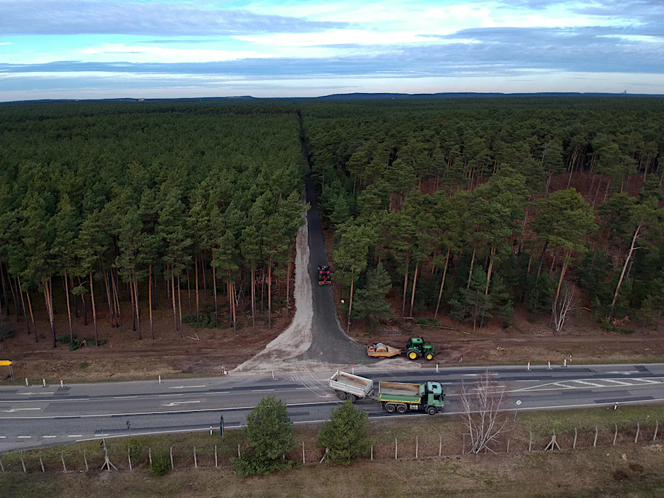 Bei der Arbeit: Der ehemalige Waldweg wird nun zu einer Baustraße umgebaut. In Grünheide soll eine Gigafactory von Tesla entstehen. 