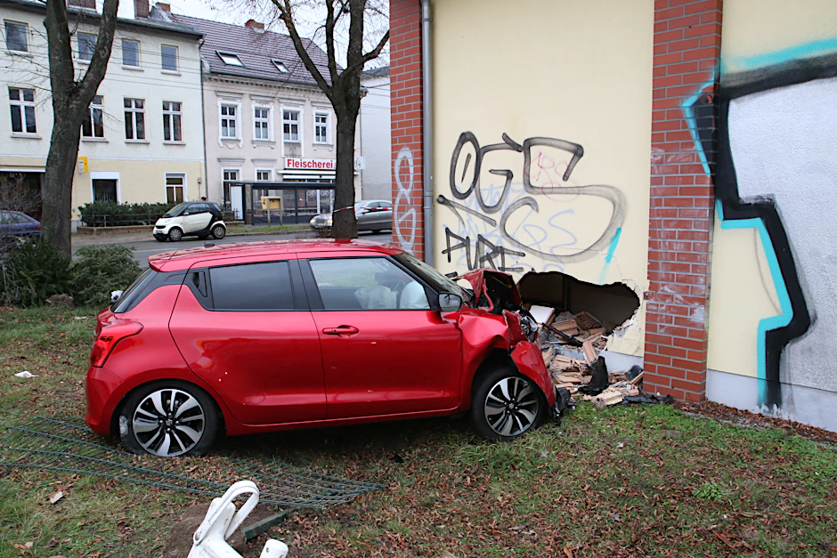 Der zerstörte Unfalllwagen am Unfallort.